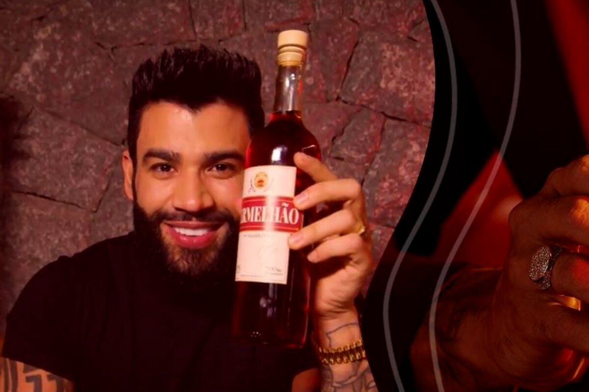 Gusttavo Lima mostrando a bebida "Vermelhão"