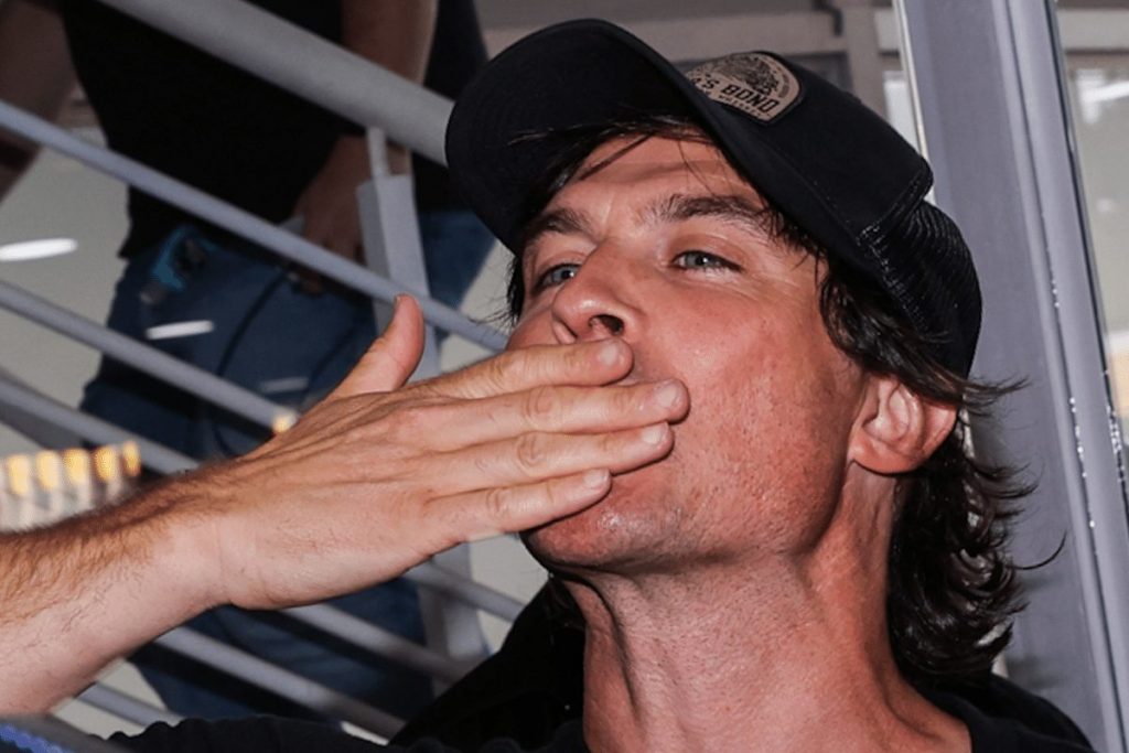 Ian Somerhalder mandando beijo