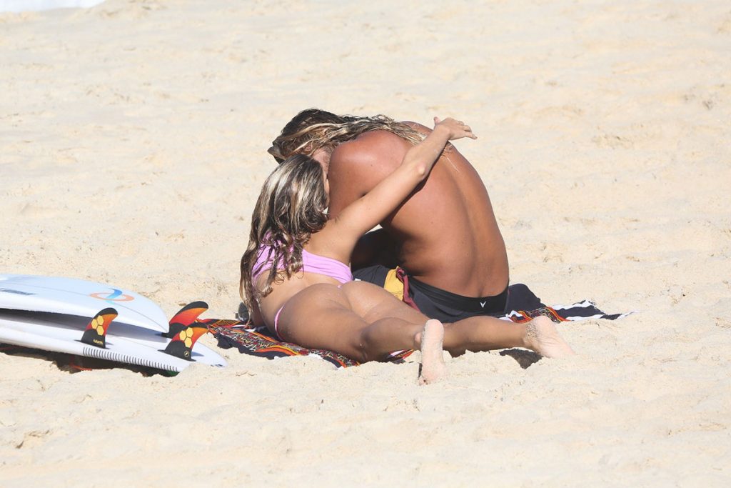 Isabella Santoni troca carinhos com o namorado na praia