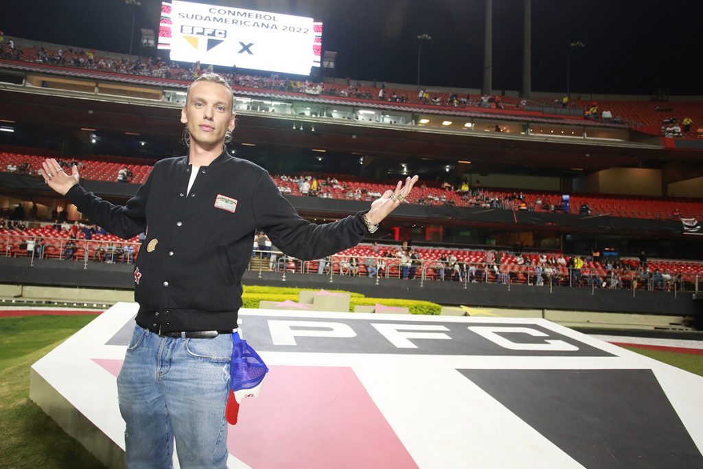 Jamie Campbell visitou o Estádio do Morumbi