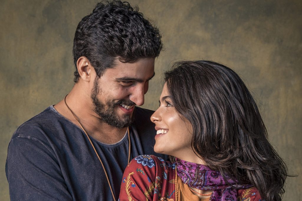 Jamil (Renato Góes) e Laila (Julia Dalavia) em Órfãos da Terra