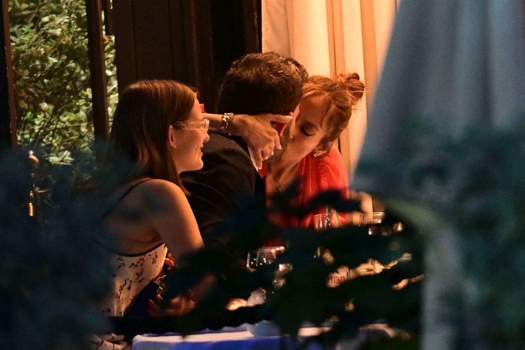 Jennifer Lopez e Ben Affleck aos beijos em restaurante