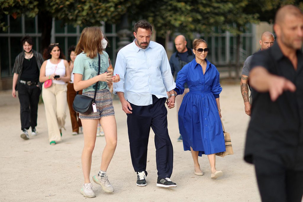 Ben Affleck e Jennifer Lopez curtiram passeio com Violet em Paris