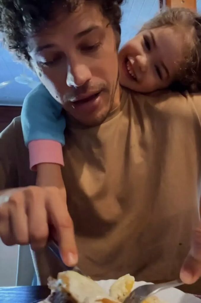 José Loreto e a filha Bella, abraçando o ator pelo pescoço