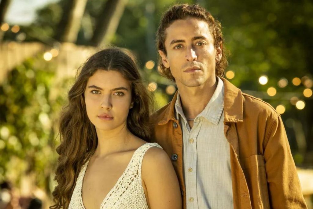 Alanis Guillen e Jesuíta Barbosa posando para foto