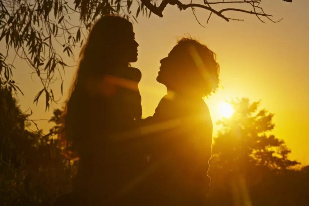 juma (alanis guillen) pedindo jove (jesuita barbosa) em casamento durante pôr-do-sol em pantanal