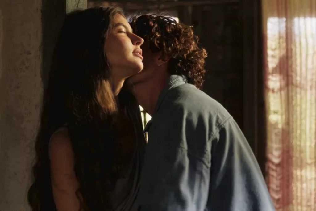 jove (jesuita barbosa) beijando pescoço de juma (alanis guillen) em pantanal