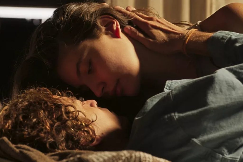 jove (jesuita barbosa) e juma (alanis guillen) se admirando na tapera em pantanal