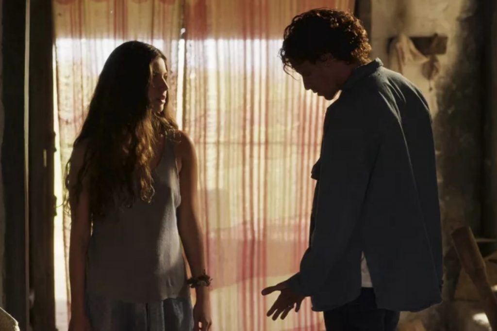 jove (jesuita barbosa) e juma (alanis guillen) se encarando em pantanal