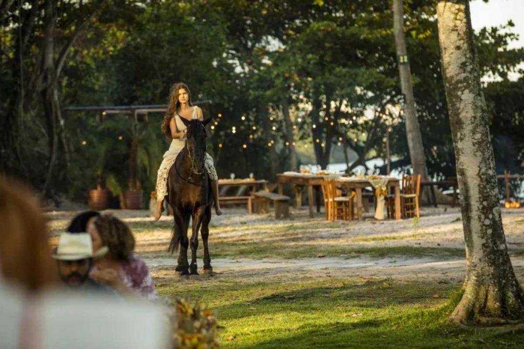 juma (alanis guillen) chegando a cavalo em seu casamento em pantanal