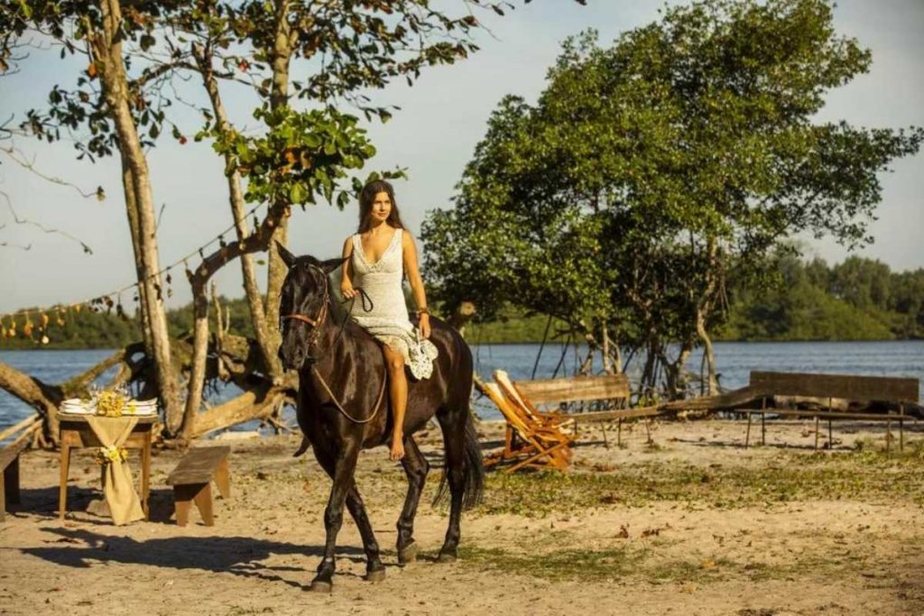 juma (alanis guillen) chegando a cavalo em seu casamento em pantanal