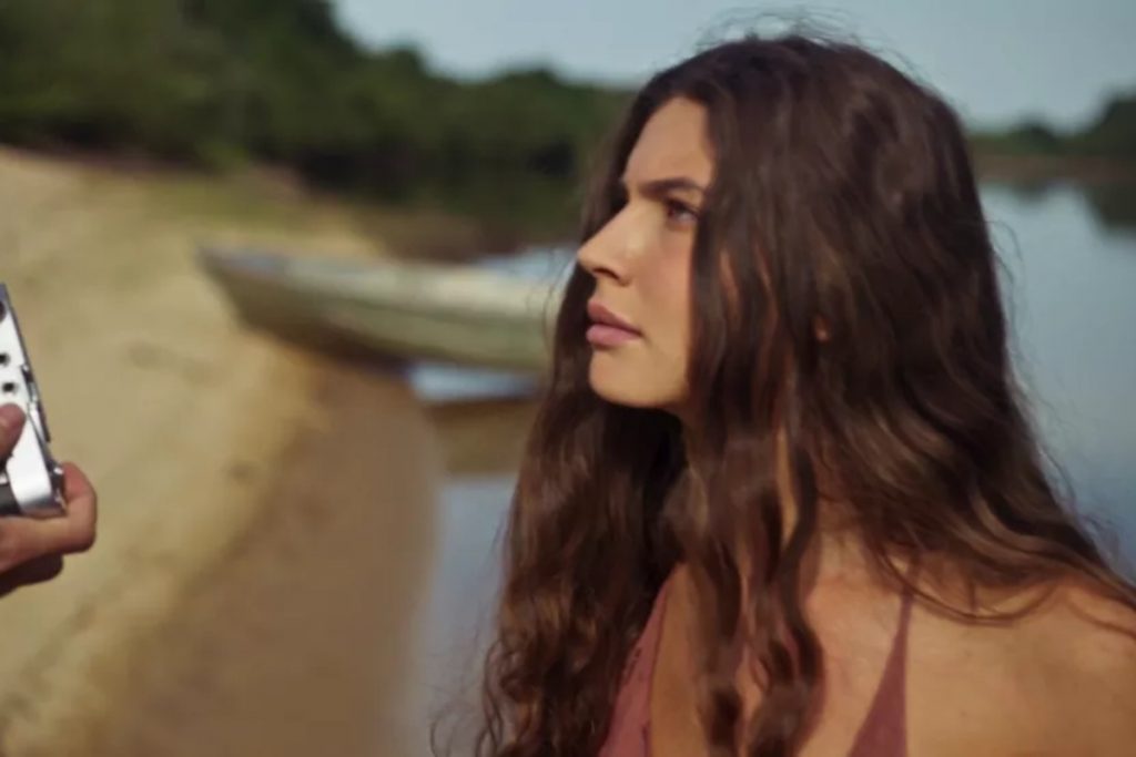 juma (alanis guillen) irritada com jove (jesuita barbosa) em pantanal