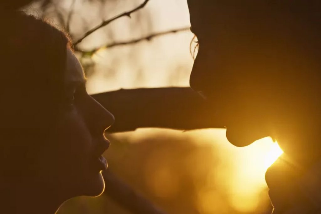 juma (alanis guillen) pedindo jove (jesuita barbosa) em casamento durante pôr-do-sol em pantanal