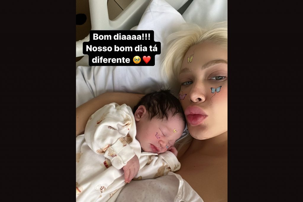 Karoline Lima com a filha Cecília