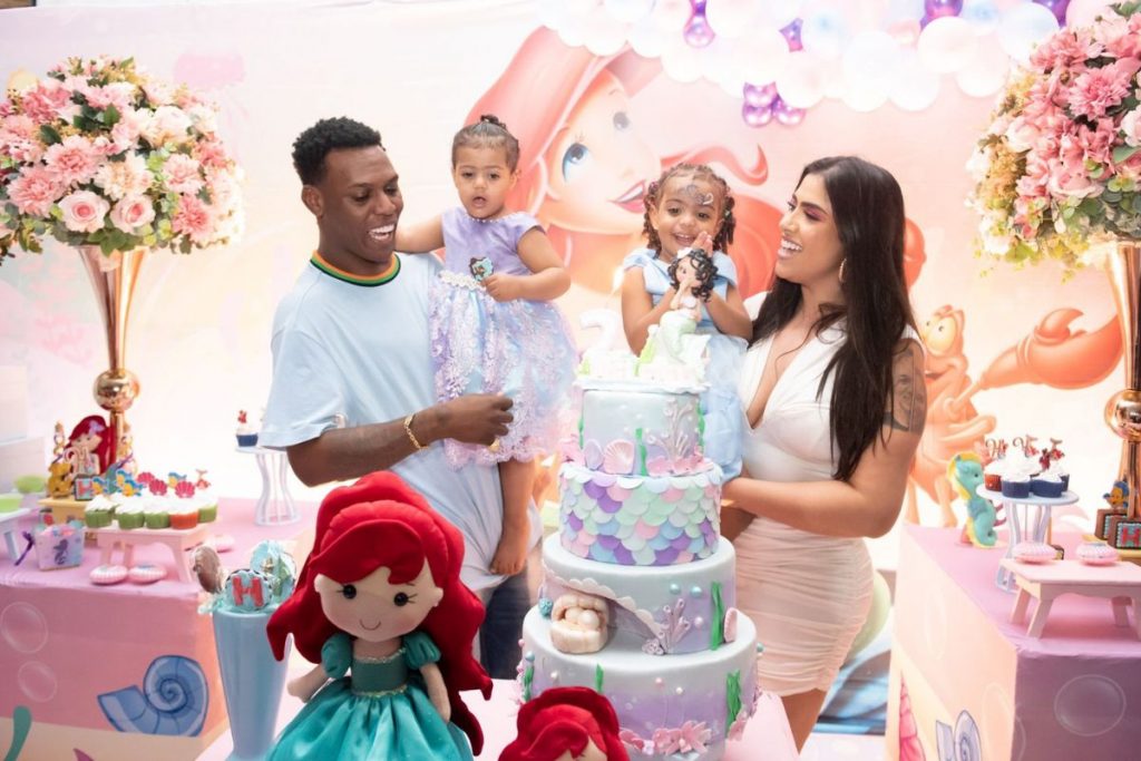 Kekel com a esposa Sabrina e as filhas Heloisa e Helena