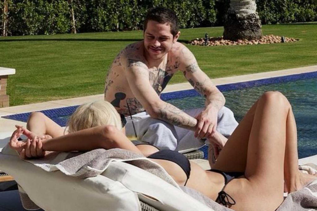 Kim Kardashian e Pete Davidson na piscina