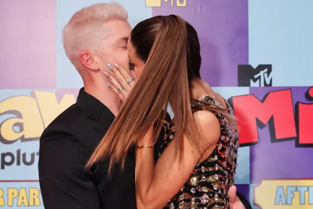 Klebber Toledo e Camila Queiroz