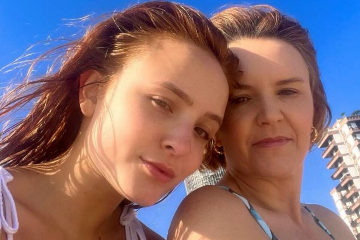 Larissa Manoela com a mãe, na praia