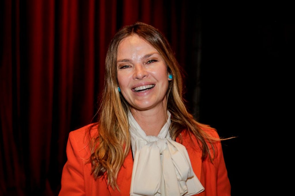 Leticia Birkheuer de blaser laranja, sorrindo