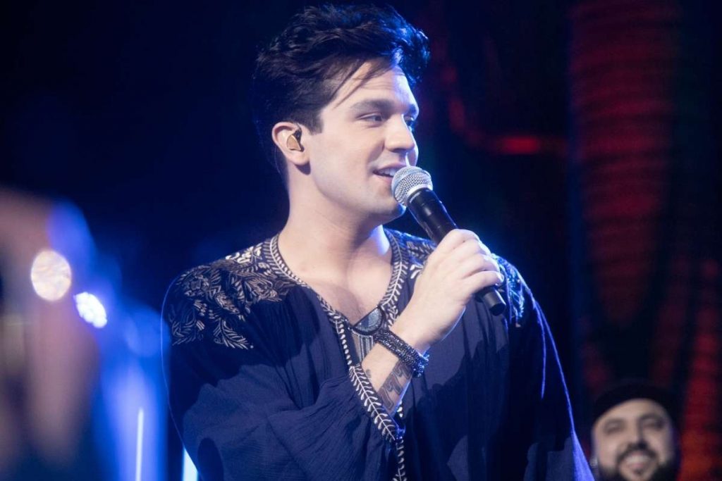 Luan Santana cantando