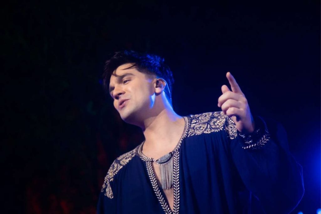 Luan Santana cantando