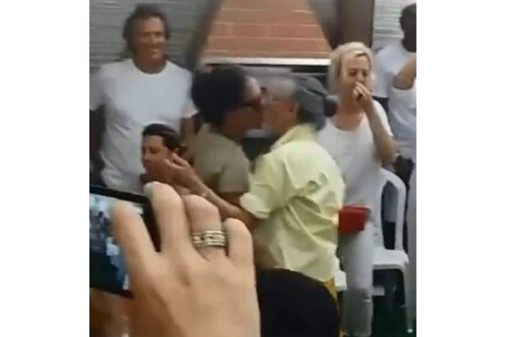 mãe joão vicente beijando