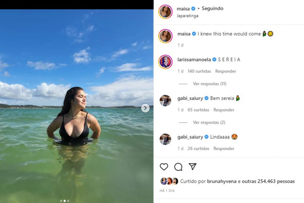 Maisa Silva usa maiô decotado para banho de mar