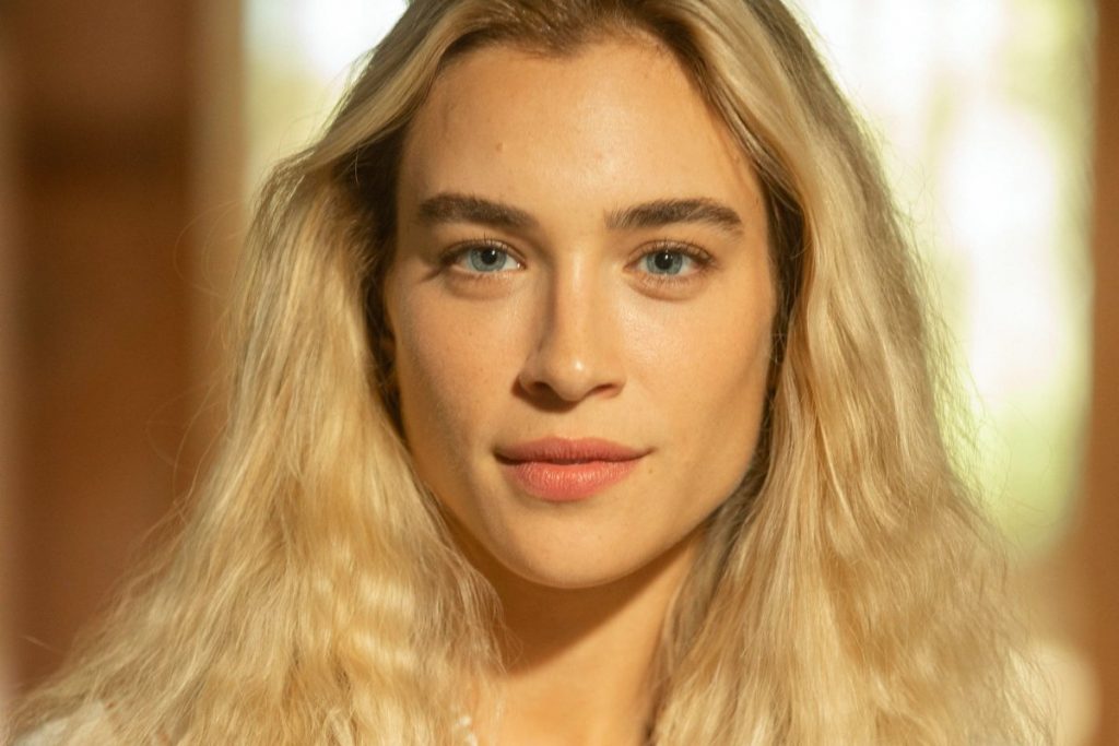 marcela fetter posando como érica em pantanal