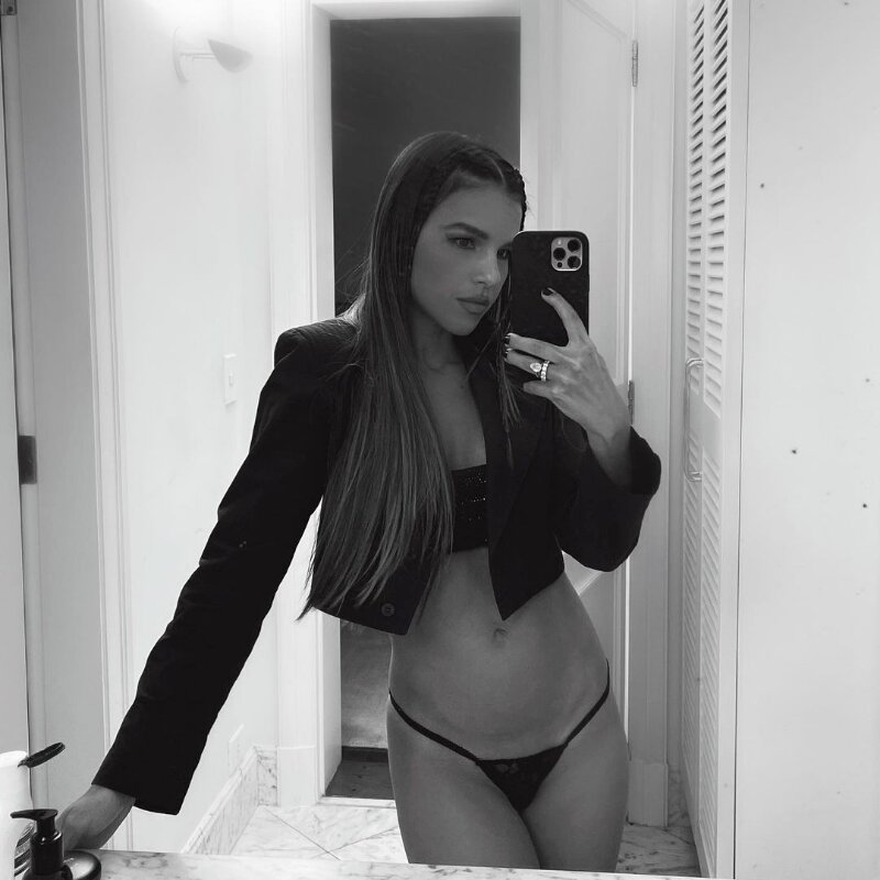 Mariana Rios de calcinha e blazer, fazendo selfie 
