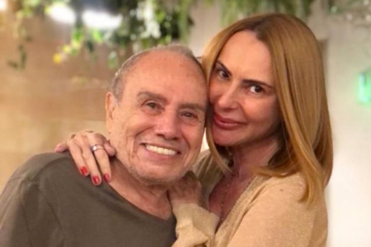 Stenio Garcia e Marilene Saade abraçados, ele sorrindo