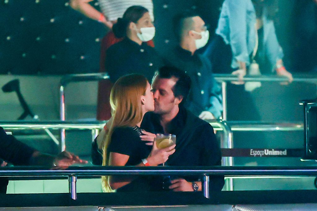 Marina Ruy Barbosa e Guilherme Mussi trocaram muitos beijos