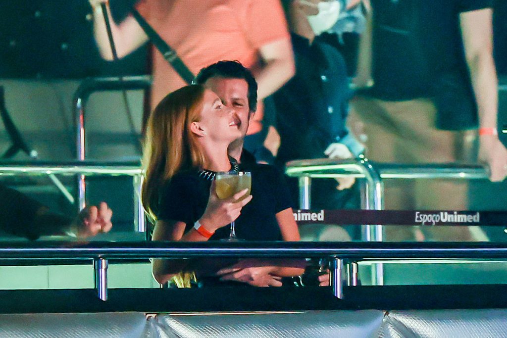 O casal trocou muitos carinhos durante a apresentação