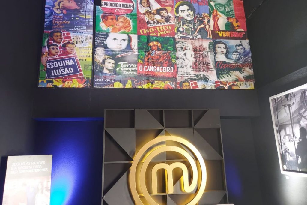 Cartazes de filmes dos estúdios Vera Cruz e logotipo do Masterchef Brasil