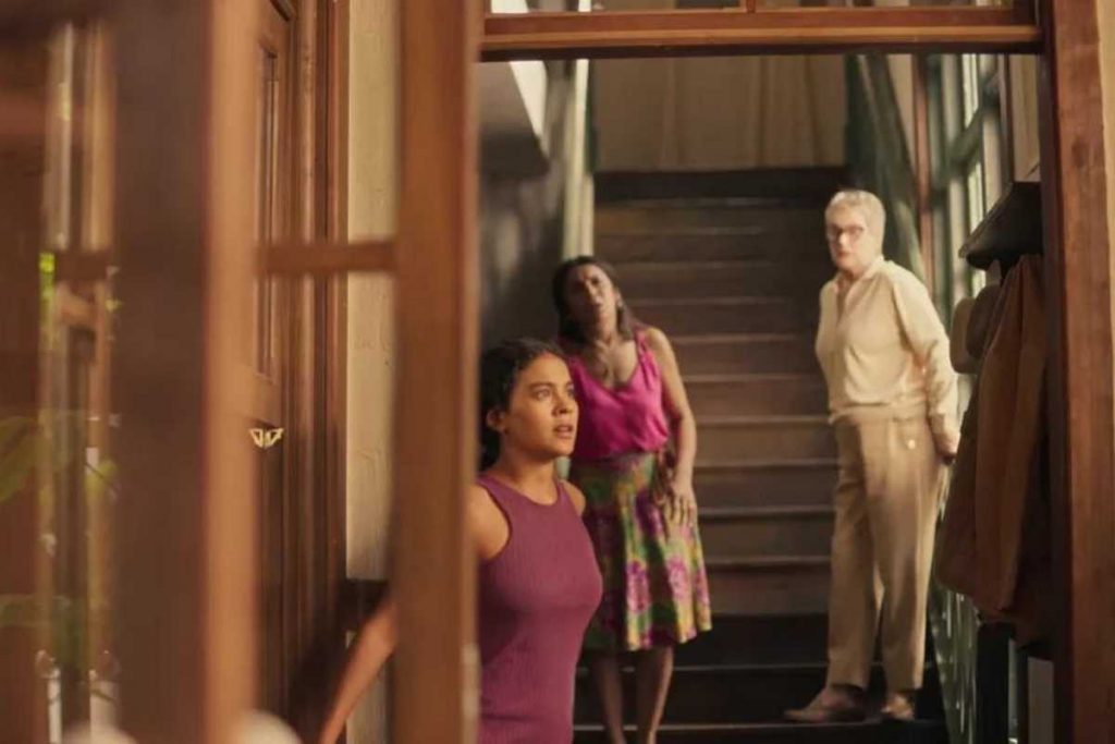 Mariana (Selma Egrei), Filó (Dira Paes), e Muda (Bella Campos) assustadas em Pantanal