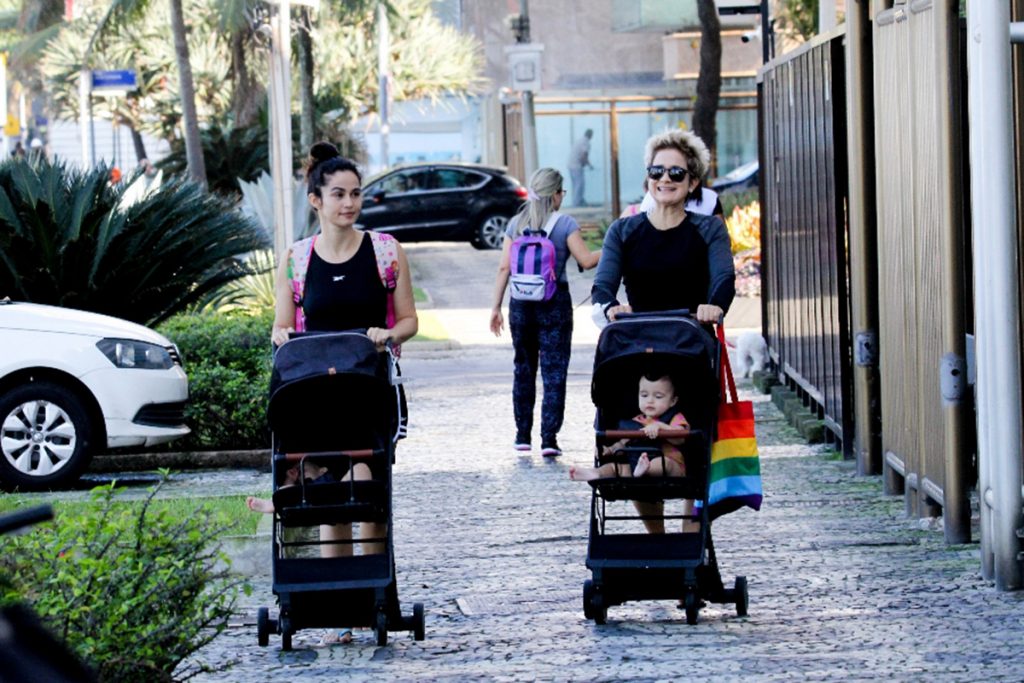 Nanda Costa e Lan Lanh curtem passeio com as filhas