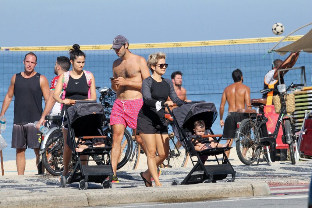 Nanda Costa e Lan Lanh curtiram passeio em família