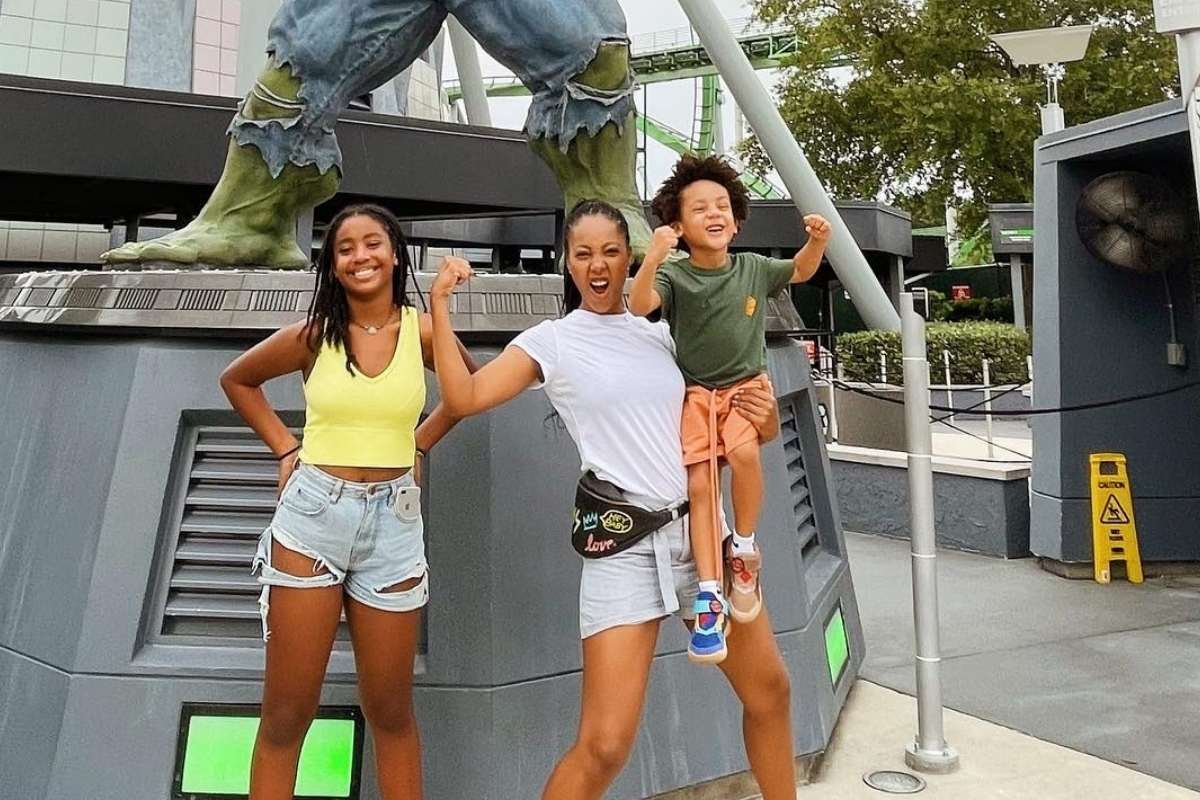 Negra Li posando para foto em parque de Orlando ao lado dos filhos