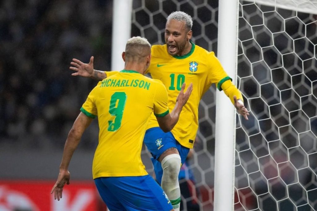 Neymar comemora gol pelo Brasil com Richarlison
