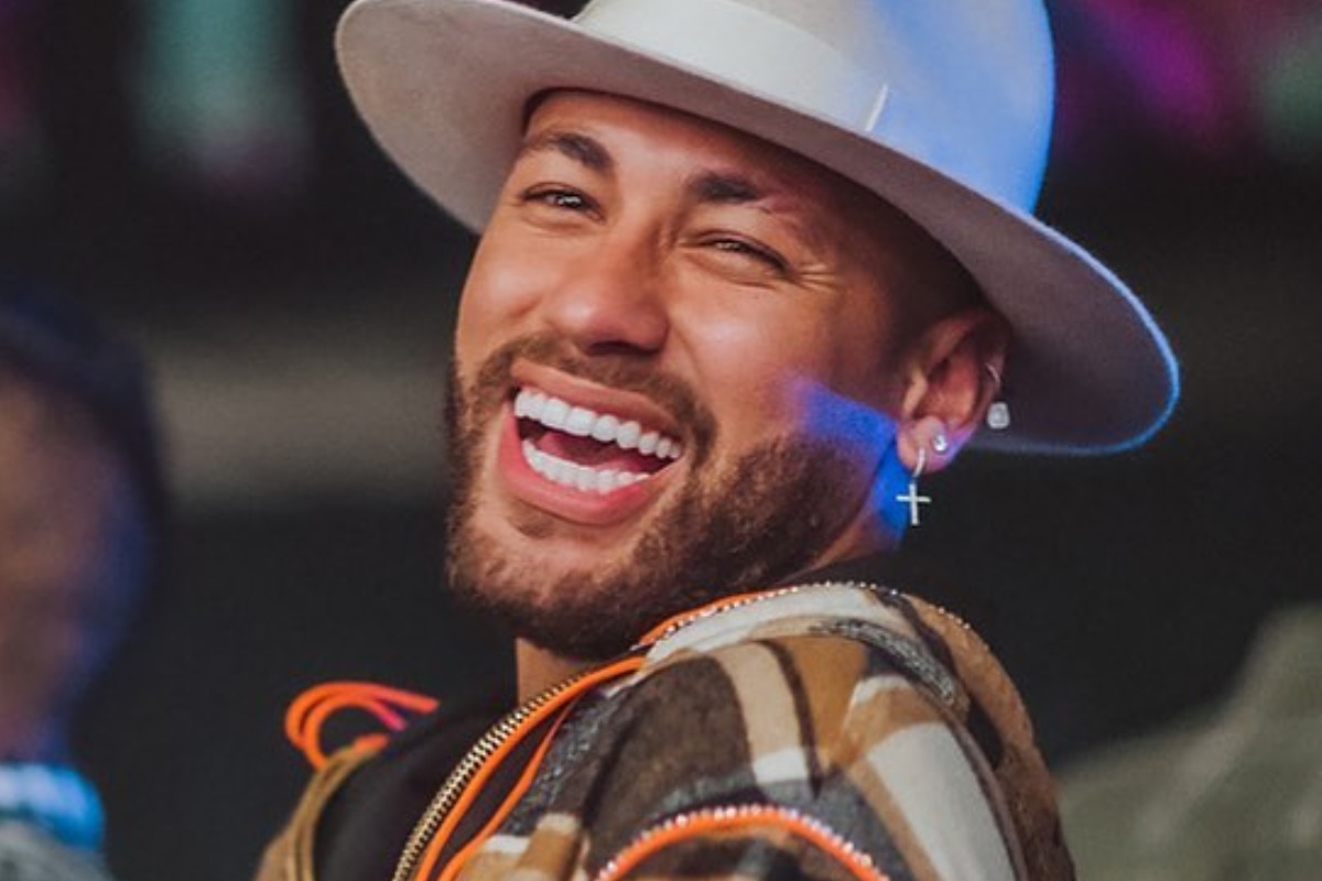 neymar posando sorridente com chapéu branco