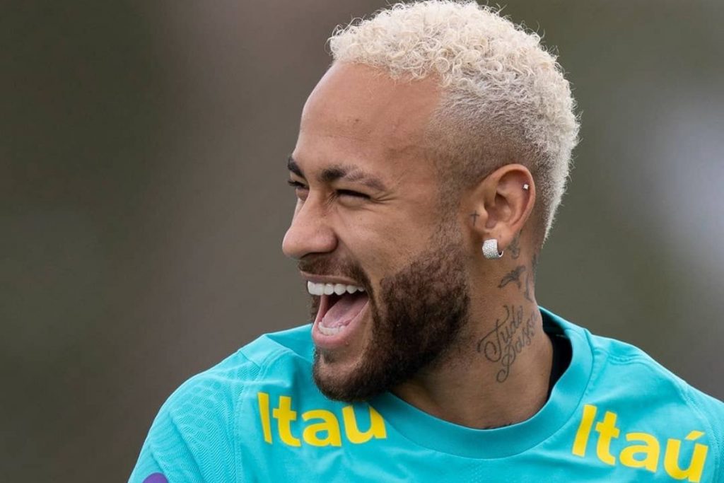 Neymar sorrindo em treino da Seleção