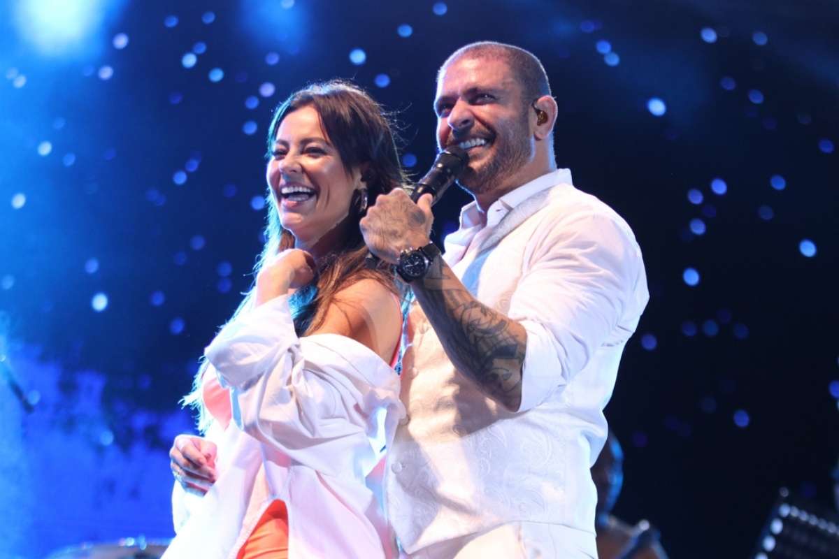 Paolla Oliveira e Diogo Nogueira dançam coladinhos durante show no Rio