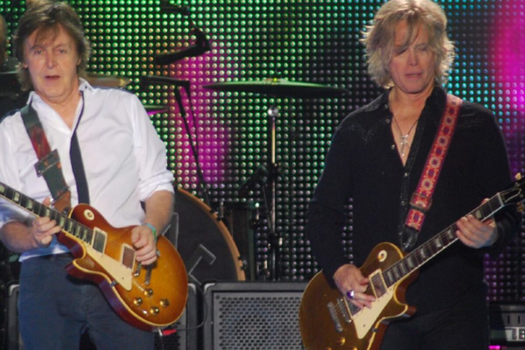 Paul McCartney e Brian Ray tocando guitarra