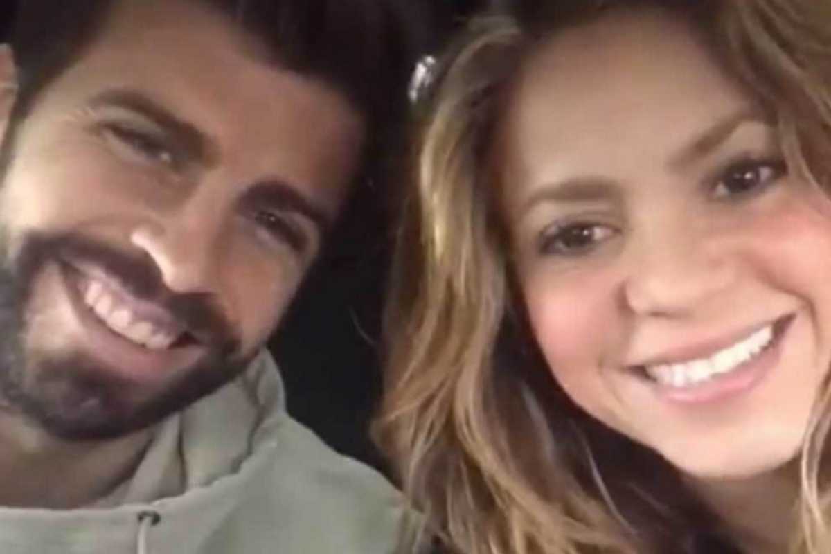 Gerard Piqué e Shakira sorrindo em selfie