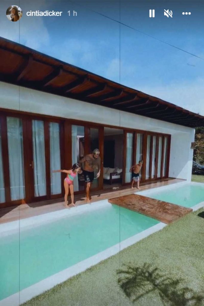 Pedro Scooby e filhos, pulando na piscina