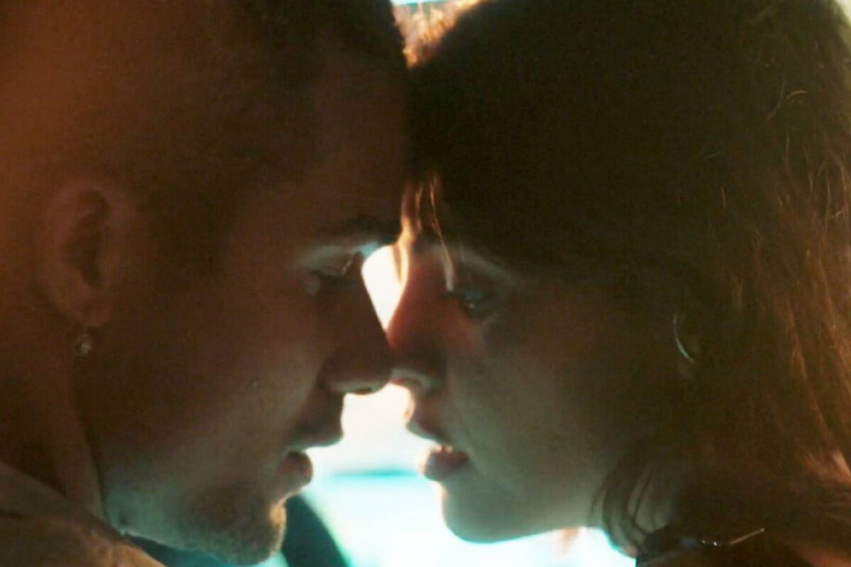 Marcelo (Lucas Leto( quase beijando Guta (Julia Dalavia)