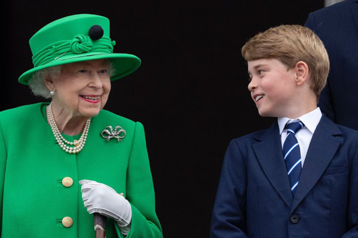 Rainha Elizabeth e Príncipe George