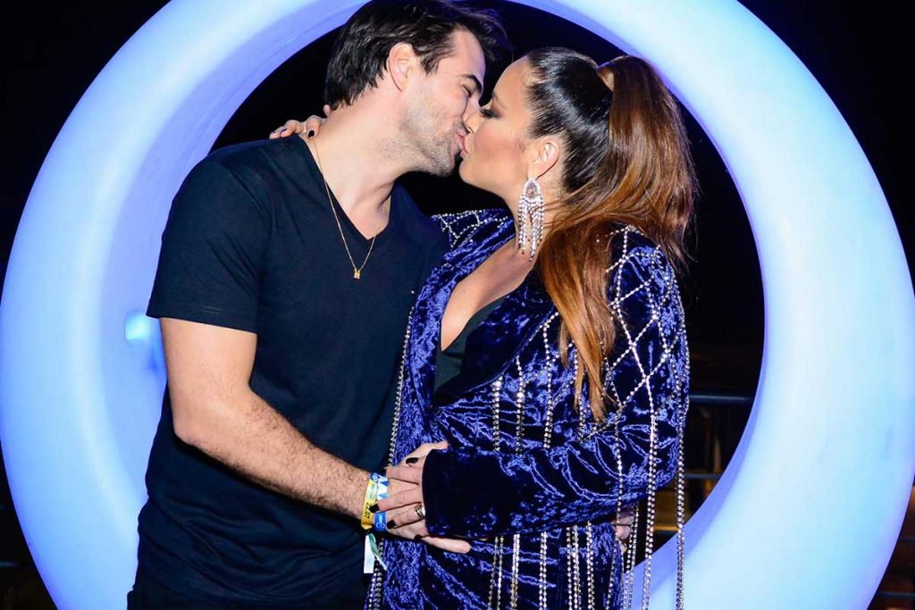 Renata Dominguez ganha beijão do marido, Leandro Gleria