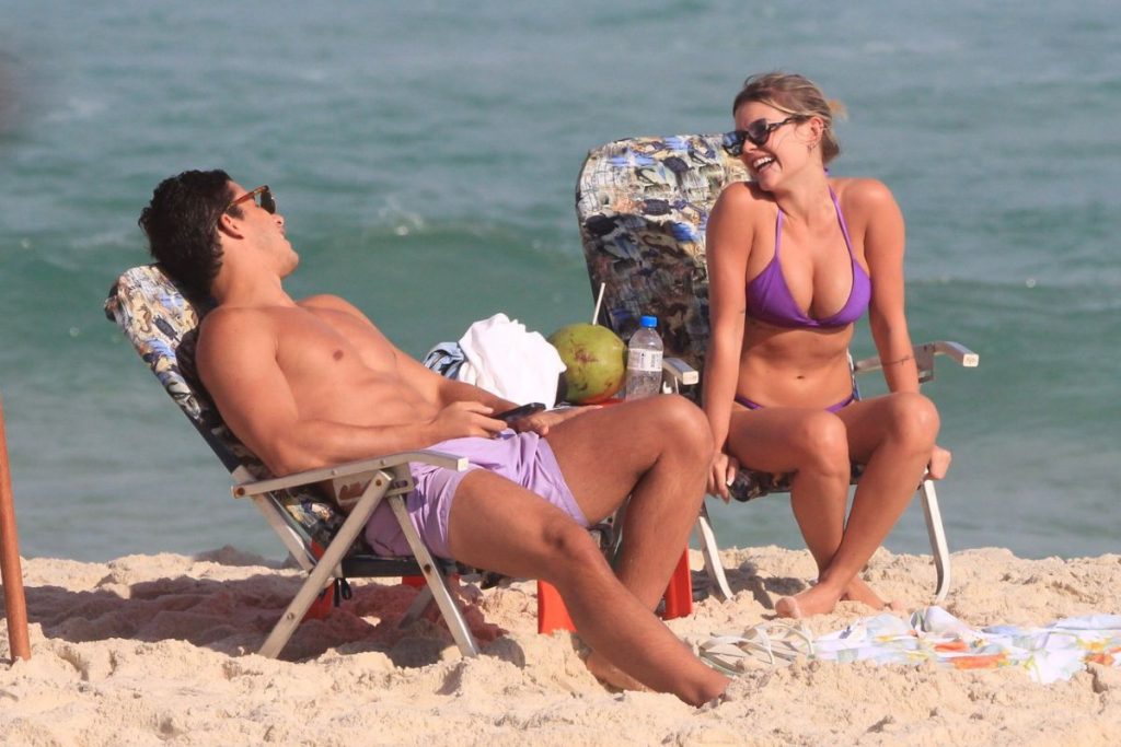 Ricky Tavares e Carol Bresolin na praia