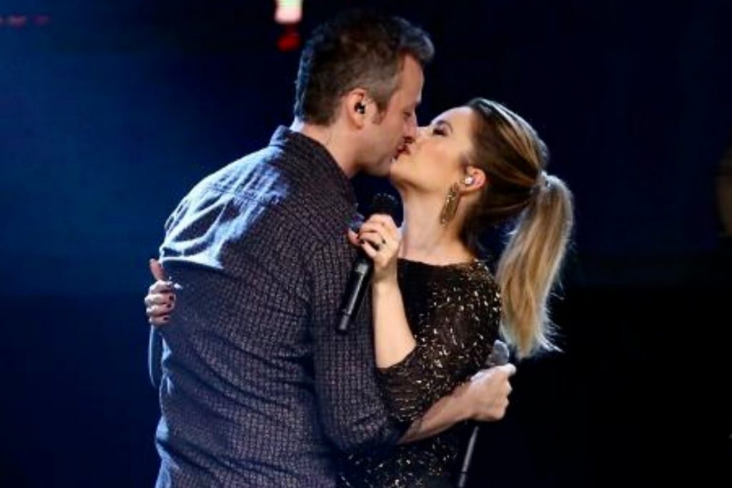 Lucas Lima e Sandy se beijando
