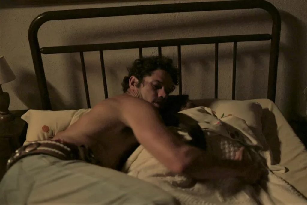 tadeu (josé loreto) se deitando com filó (dira paes) na cama em pantanal